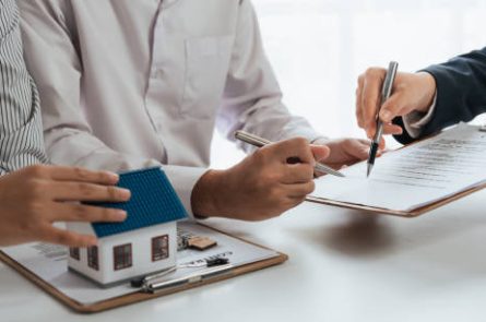 Khó thế chấp để vay tiền - Ảnh minh họa