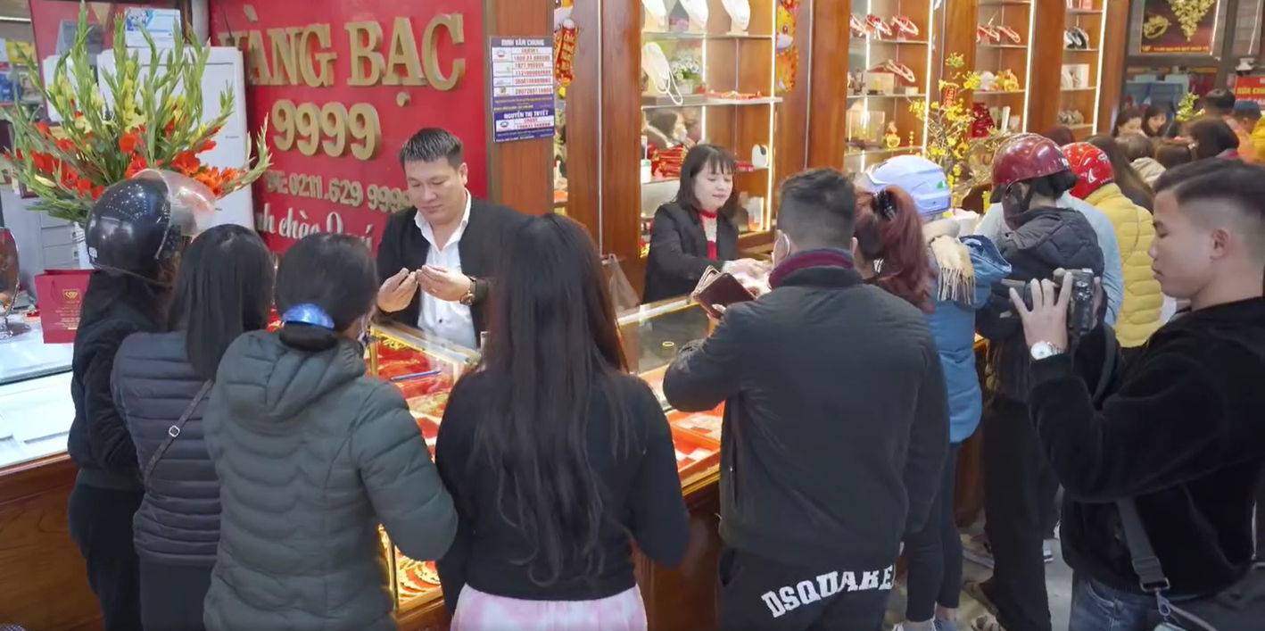 Khách chờ mua vàng