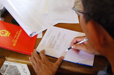 Quy định về việc ghi tên vợ chồng trong sổ đỏ - Ảnh minh hoạ