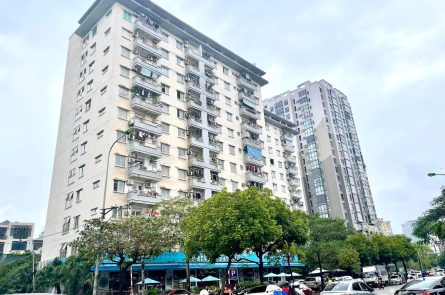 Cấp giấy chứng nhận quyền sử dụng đất cho người dân - Ảnh minh hoạ